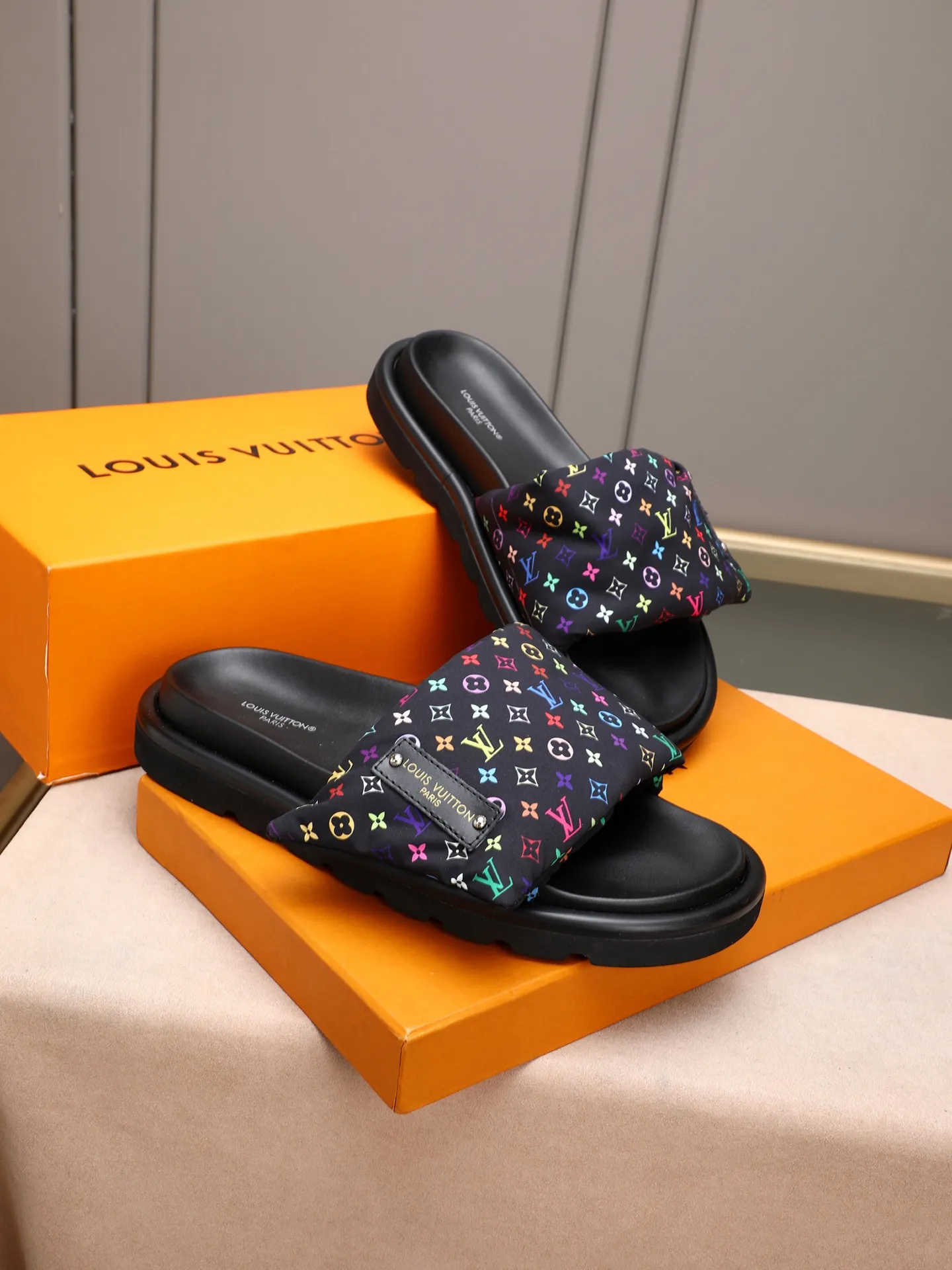 PP360 [LOUIS VUITTON] Louis Vuitton, LV printing, men's and women's slippers are on the market. The drawer box packaging comes with a cloth bag and a card. The upper pattern looks very soft and waxy, and it is a super versatile leg slimming tool. Fabric: imported denim/canvas/old fabric, LV hardware LOGO, official website pattern printing, comfortable to wear, feet: high-elastic PU water table. Sole: foam sole, heel height: about 5cm. Code number: 35-46, 35, 45, 46 are custom-made and non-returnable. Color: multiple colors and styles available.
